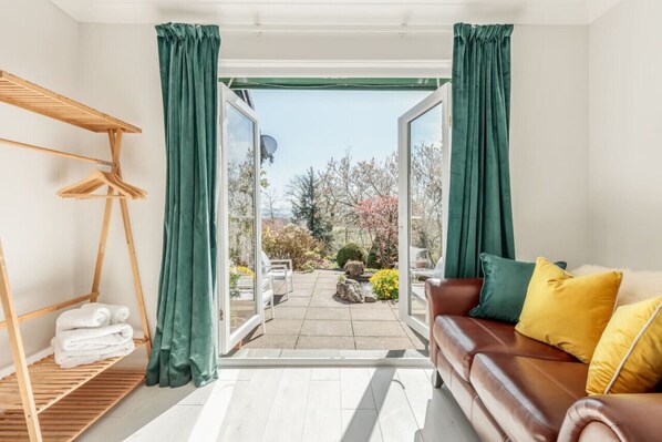 Smart-TV, Kamin, Bücher