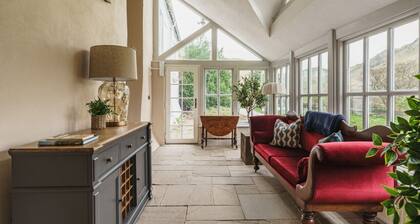 Mellguards: Idyllic 4-Bed Country Cottage