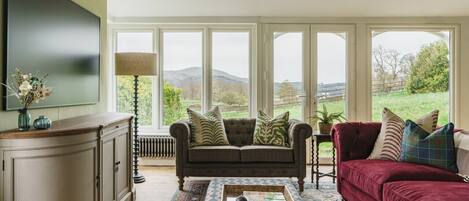 تلفزيون ذكي، مدفأة، كُتُب