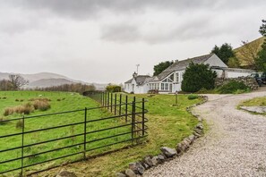 Situated on a gravel path, this traditional building offers a serene rural escape.