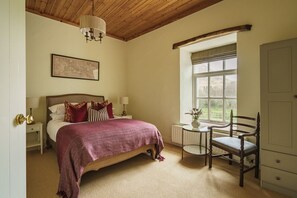 4 quartos, ferros/tábuas de passar roupa, berço de viagem