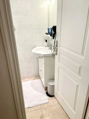 Dusch, hårtork, handdukar och tvål