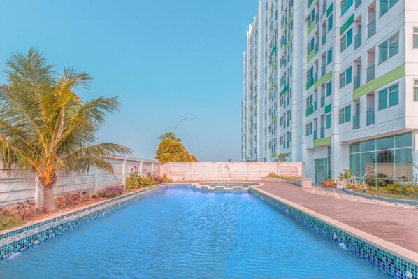 Una piscina al aire libre