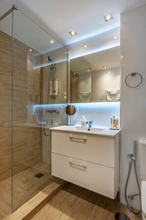 Shower, hair dryer, towels, soap - Apartamento Alminar (Granada)