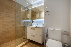 Shower, hair dryer, towels, soap - Apartamento Alminar (Granada)