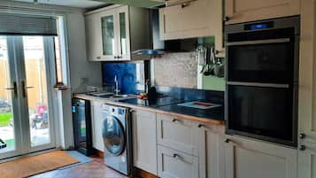 Rumah | Dapur pribadi | Lemari es, oven, kompor, dan mesin pencuci piring