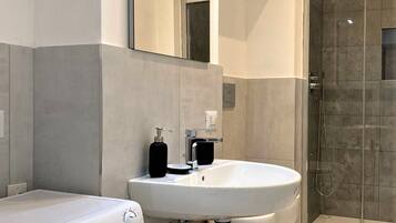 Monolocale Basic | Bagno | Doccia, soffione a pioggia, asciugacapelli, bidet