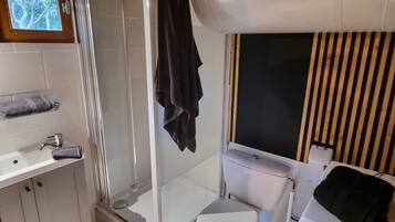 Een douche, handdoeken