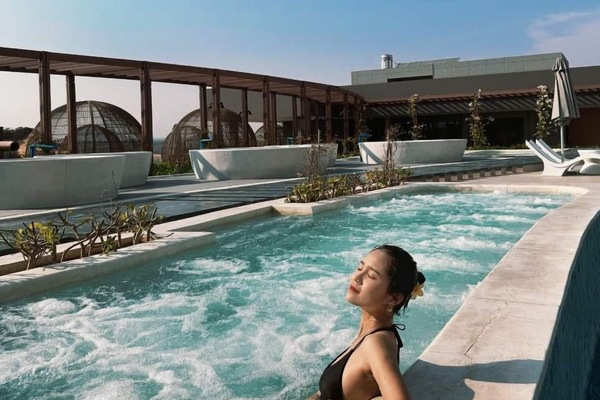 5 outdoor pools, open 6:00 AM to 8:00 PM, pool umbrellas, sun loungers