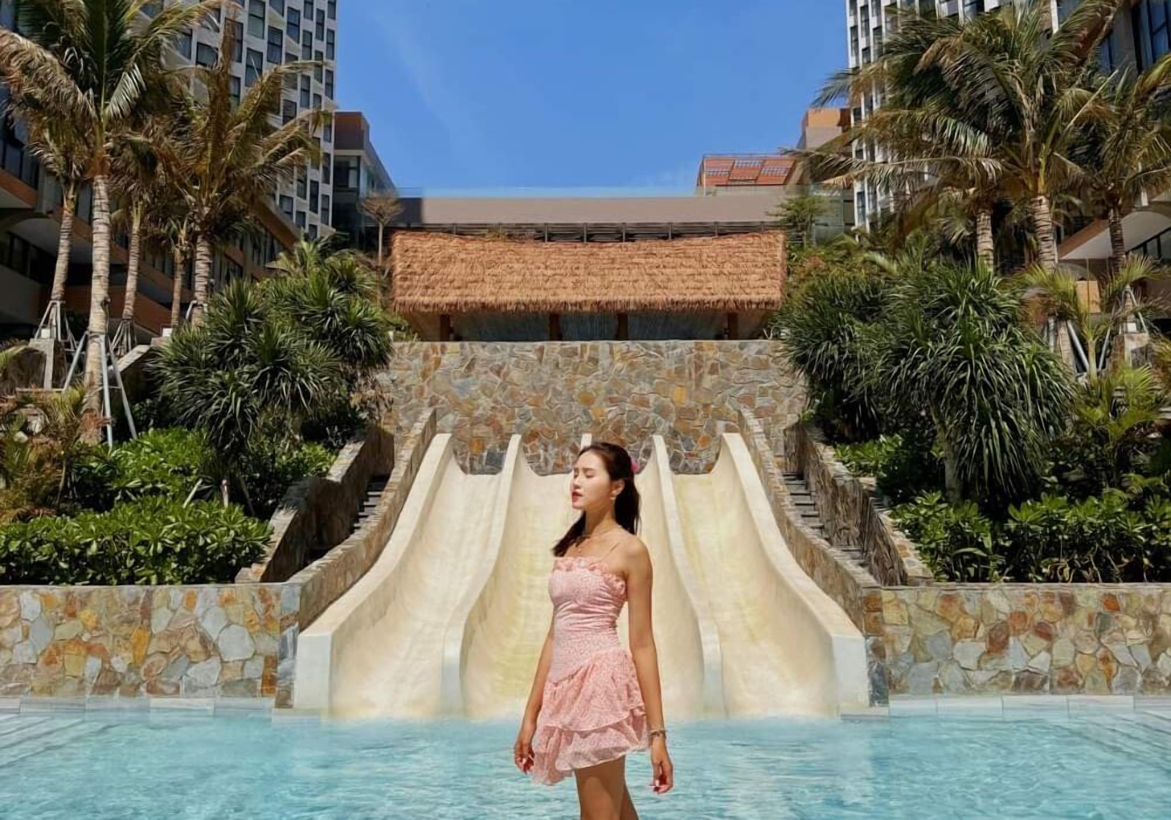 5 outdoor pools, open 6:00 AM to 8:00 PM, pool umbrellas, sun loungers