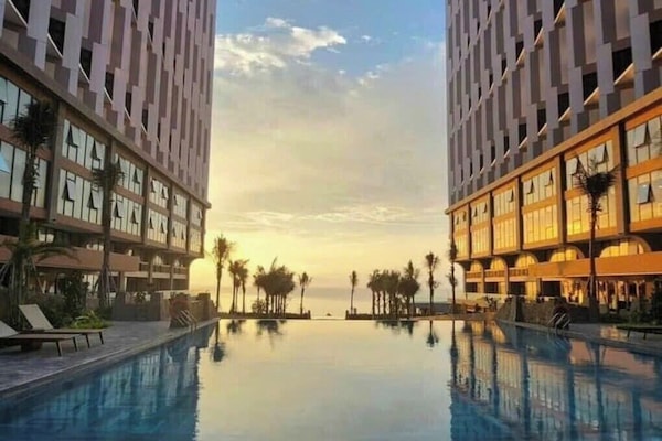 5 piscinas al aire libre, sombrillas, sillones reclinables de piscina