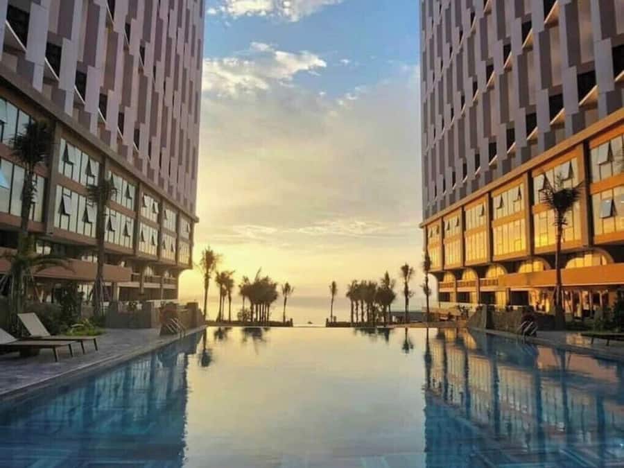 5 outdoor pools, open 6:00 AM to 8:00 PM, pool umbrellas, pool loungers