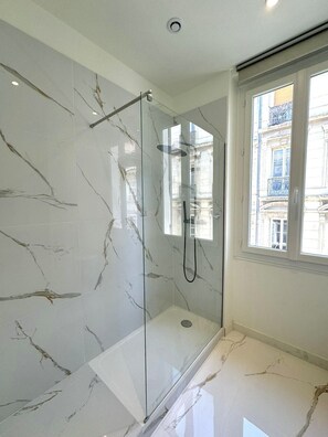 Comfort Double Room, Ensuite (Double petite) | Bathroom | Shower, hair dryer, towels - Maison Senac  (Marseille)