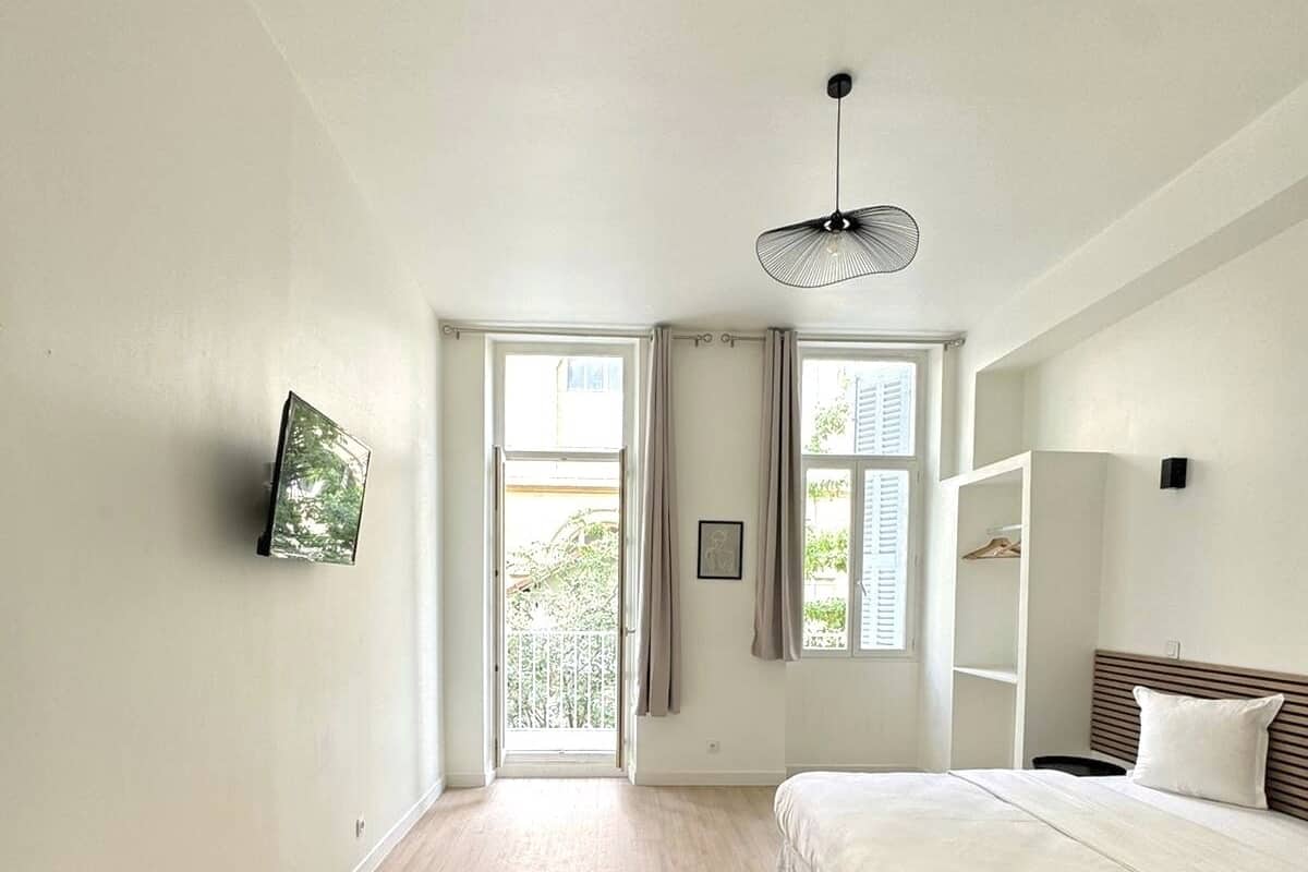 Deluxe tweepersoonskamer, en-suite badkamer (Double deLuxe avec Balcon) | 1 slaapkamer, een kluis op de kamer, verduisterende gordijnen