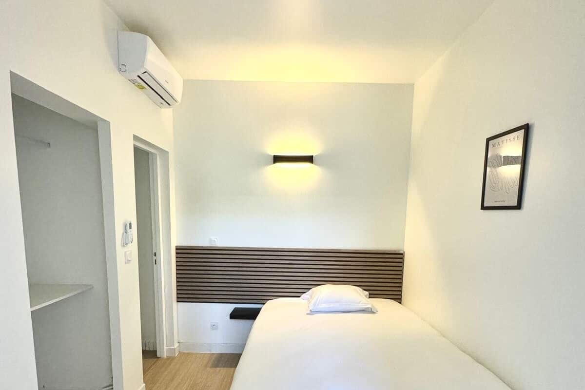 1 slaapkamer, een kluis op de kamer, verduisterende gordijnen