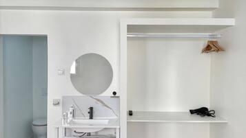 Driepersoonskamer, en-suite badkamer (Chambre Triple) | Badkamer | Een douche, een haardroger, handdoeken