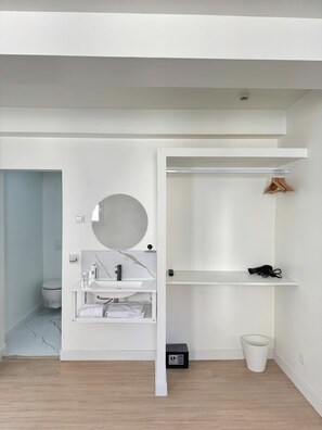 Kolmen hengen huone, kylpyhuone makuuhuoneen yhteydessä (Chambre Triple) | Kylpyhuone | Suihku, hiustenkuivaaja, pyyhkeet