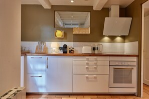 Refrigerador, microondas, horno, placa de cocina