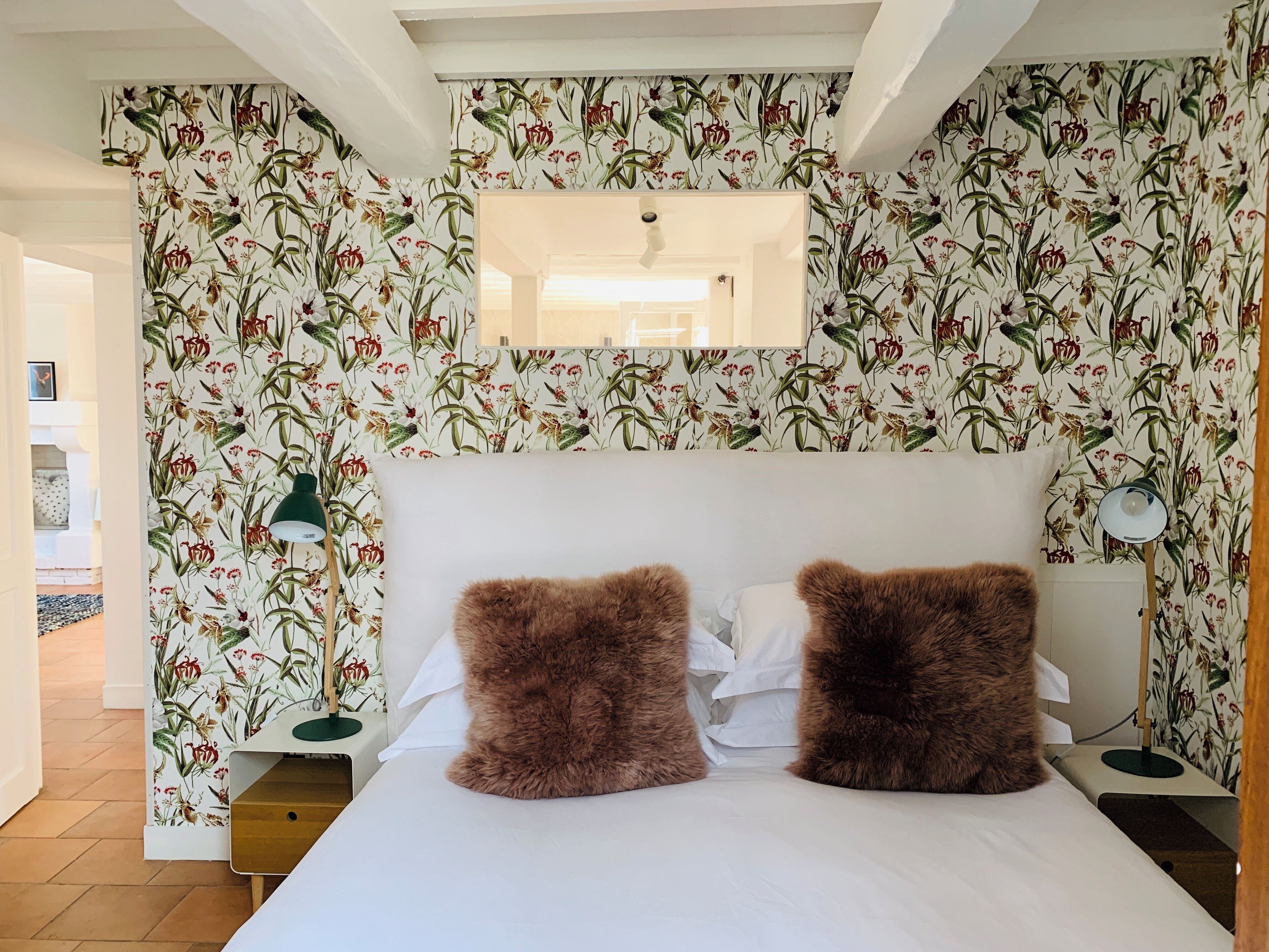 2 quartos, escrivaninha, ferros/tábuas de passar roupa