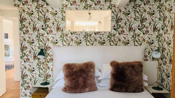 2 quartos, escrivaninha, ferros/tábuas de passar roupa