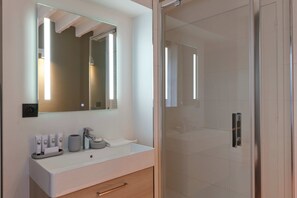 Amenidades de baño ecológicas, secadora de cabello, toallas