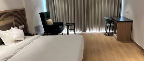 Habitación Premium | Ropa de cama de alta calidad y escritorio
