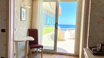 Chambre Supérieure, vue mer | Couette en duvet d'oie, minibar, coffres-forts dans les chambres