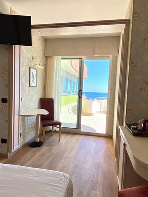 Superior kamer, uitzicht op zee | 1 slaapkamer, donzen dekbedden, een minibar, een kluis op de kamer