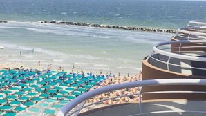 A beach with a row of circular balconies overlooking the ocean. - Hotel Flamingo (Gatteo)