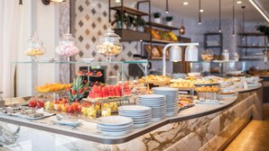 A buffet with various food items and a marble countertop. - Hotel Flamingo (Gatteo)