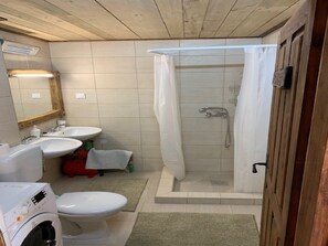 Ferienhaus (Two Bedroom Holiday Home with Terrace) | Badezimmer