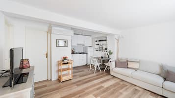 Apartment | Wohnbereich | Fernseher