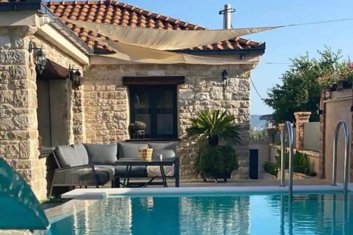 Villa (Villa Stalla - Three Bedroom Villa wi) | Zwembad | Een seizoensgebonden buitenzwembad, parasols voor strand/zwembad