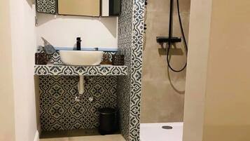 Villa (Villa Stalla - Three Bedroom Villa wi) | Bathroom