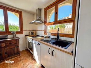 Een koelkast, een microgolfoven, een oven, een vaatwasser