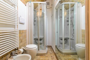 Apartment | Bathroom | Free toiletries, hair dryer, bidet, towels