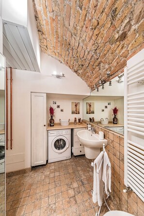 Apartment | Bathroom | Free toiletries, hair dryer, bidet, towels