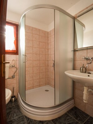Apartment (Apartment Kostanjevac - Two Bedroom A) | Bathroom | Shower, towels - Apartment Kostanjevac (Vir)