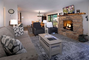 Televisio, takka, työhuone