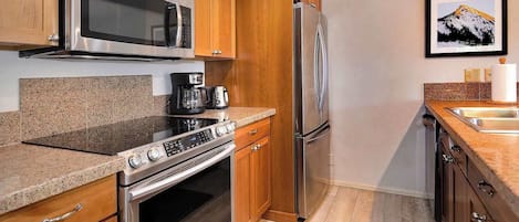 Coffee/tea maker, fridge, microwave, oven
