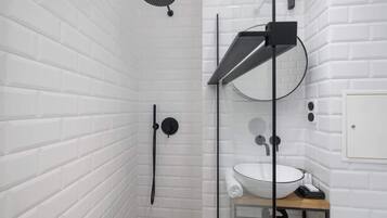 Dusche, Haartrockner, Handtücher, Shampoo