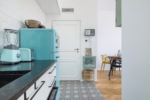 Fridge, microwave, oven, stovetop - Compact Apartment with Balcony | Close to Convention Center (Kraków)