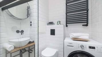 Dusche, Haartrockner, Handtücher, Shampoo