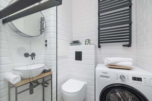 Chuveiro, secador de cabelo, toalhas de banho, shampoo