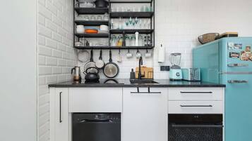 Kühlschrank, Mikrowelle, Ofen, Herdplatte