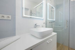 Dusche, Haartrockner, HandtĂŒcher, Shampoo