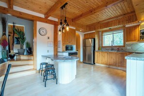 Fridge, microwave, oven, stovetop - Au Chic Chalet des Chutes | Chic Cottage | Spa (Sainte-Mélanie)
