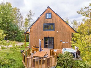 Outdoor dining - Au Chic Chalet des Chutes | Chic Cottage | Spa (Sainte-Mélanie)