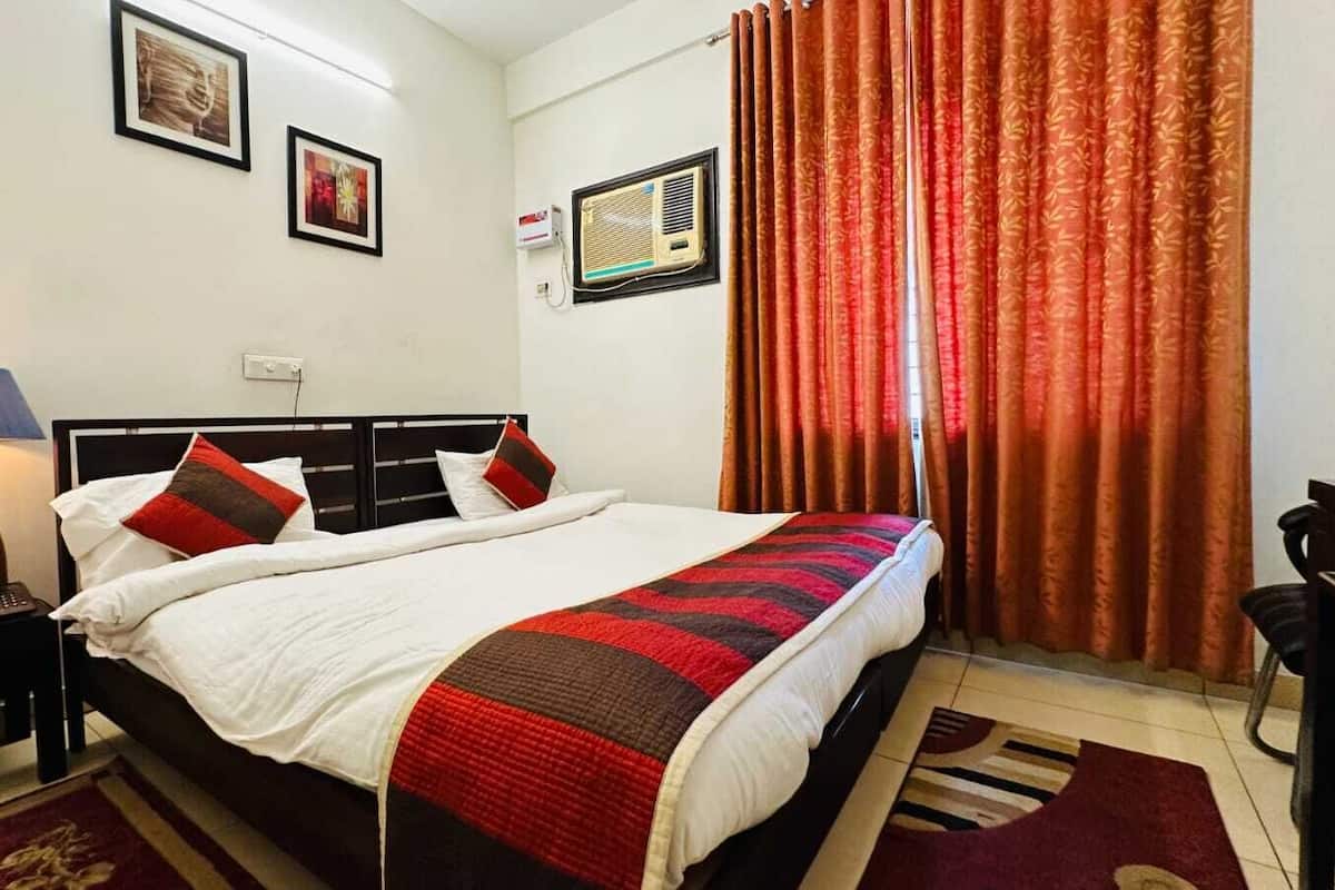 Desk, laptop workspace, free WiFi, bed sheets