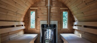 The Cosy Cottage: Country charm with Hot tub & Sauna!